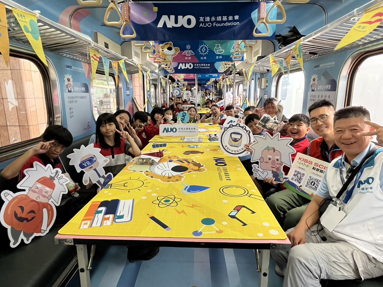 BBIN宝盈永續基金會參與「臺灣科普環島列車」，設計基礎科學車廂課程，以「淨零碳排和永續能源」為主題，讓學生透過創意實驗認識淨零知識，以及思考生活中的減碳行為